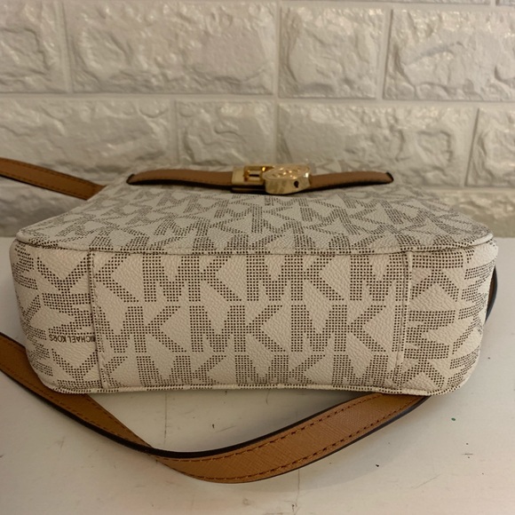 NWOT Michael Kors MK HAMILTON VANILLA CROSSBODY - Picture 7 of 8